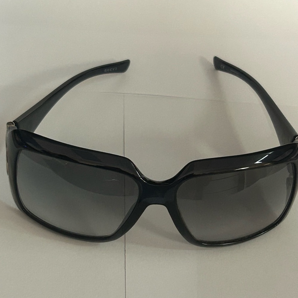 Gucci Sleek Black Designer Sunglasses